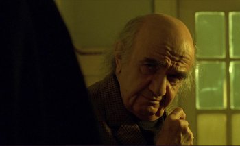 Movie still from “The Double Life of Véronique” (1991), directed by Krzysztof Kieslowski – An old man with a bald head is looking at his reflection in a mirror; Close Up shot, Over the shoulder angle