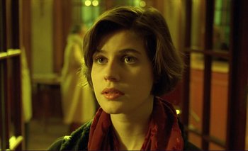 Movie still from “The Double Life of Véronique” (1991), directed by Krzysztof Kieslowski – A person with short hair wearing a scarf; Close Up shot, Over the shoulder angle
