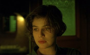 Movie still from “The Double Life of Véronique” (1991), directed by Krzysztof Kieslowski – A person with short brown hair; Close Up shot, Over the shoulder angle