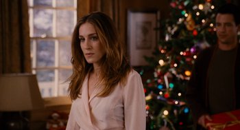 Movie still from “The Family Stone” (2005), directed by Thomas Bezucha – A woman standing in front of a christmas tree; Close Up shot, Over the shoulder angle
