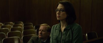 Movie still from “Gone Girl” (2014), directed by David Fincher – A woman in a green shirt is sitting next to a man in a green shirt; Close Up shot, Over the shoulder angle