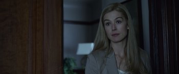 Movie still from “Gone Girl” (2014), directed by David Fincher – A woman with long blonde hair is looking at the camera; Close Up shot, Over the shoulder angle
