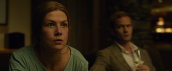 Movie still from “Gone Girl” (2014), directed by David Fincher – A woman and a man sitting next to each other in a room; Close Up shot, Over the shoulder angle