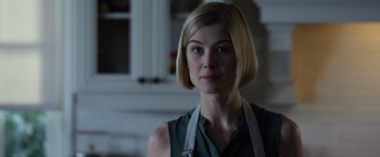 Movie still from “Gone Girl” (2014), directed by David Fincher – A person with short blonde hair; Close Up shot, Over the shoulder angle