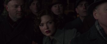 Movie still from “The Finest Hours” (2016), directed by Craig Gillespie – A woman with a red lipstick is in the dark; Close Up shot, Over the shoulder angle