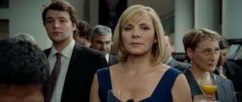 Movie still from “The Ghost Writer” (2010), directed by Roman Polanski – A woman in a blue dress is holding a wine glass; Close Up shot, Over the shoulder angle