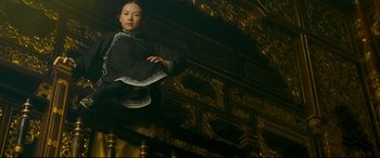 Movie still from “The Grandmaster” (2013), directed by Kar-Wai Wong – A woman in traditional chinese clothing standing on a staircase; Wide shot, Low angle