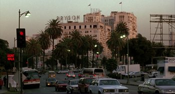 Movie still from “The Grifters” (1990), directed by Stephen Frears – A bunch of cars that are on the street; Extreme Wide shot, Low angle
