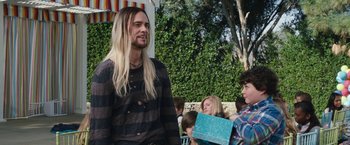 Movie still from “The Incredible Burt Wonderstone” (2013), directed by Don Scardino – A man with long blonde hair standing in front of a crowd of onlookers; Medium shot, Over the shoulder angle