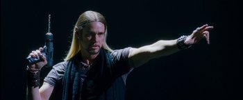 Movie still from “The Incredible Burt Wonderstone” (2013), directed by Don Scardino – A man with long blonde hair is pointing to the side; Close Up shot, Low angle
