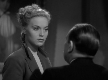 Movie still from “The Invisible Man Returns” (1940), directed by Joe May – A black - and - white photo of a woman and a man; Close Up shot, Over the shoulder angle