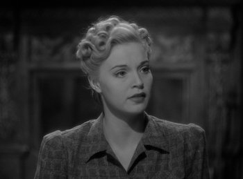 Movie still from “The Invisible Man Returns” (1940), directed by Joe May – A black and white photo of a woman in a checkered shirt; Close Up shot, High angle