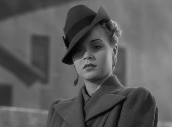 Movie still from “The Invisible Man Returns” (1940), directed by Joe May – A black and white photo of a woman wearing a hat; Close Up shot, Low angle