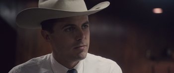 Movie still from “The Killer Inside Me” (2010), directed by Michael Winterbottom – A man wearing a white hat and a white shirt; Close Up shot, Over the shoulder angle