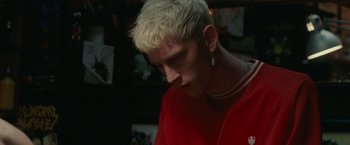 Movie still from “The King of Staten Island” (2020), directed by Judd Apatow – A man with blonde hair and a red shirt; Close Up shot, Over the shoulder angle