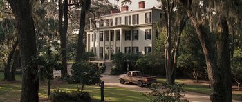 Movie still from “The Last Song” (2010), directed by Julie Anne Robinson – A truck is parked in front of a large white house; Extreme Wide shot, High angle