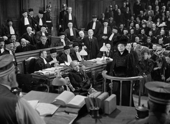 Movie still from “The Life of Emile Zola” (1937), directed by William Dieterle – A group of people in a court room; Wide shot, High angle