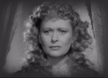 Movie still from “The Magnificent Ambersons” (1942), directed by Robert Wise – An old photo of a woman with curly hair; Close Up shot, Over the shoulder angle