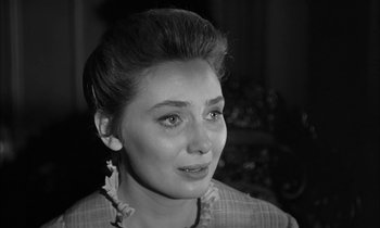 Movie still from “The Miracle Worker” (1962), directed by Arthur Penn – A black - and - white photo of a woman looking at the camera; Close Up shot, Over the shoulder angle