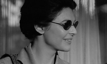 Movie still from “The Miracle Worker” (1962), directed by Arthur Penn – A black and white photo of a woman wearing sunglasses; Close Up shot, Over the shoulder angle