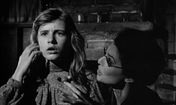 Movie still from “The Miracle Worker” (1962), directed by Arthur Penn – Two women are talking to each other in black and white; Close Up shot, Over the shoulder angle
