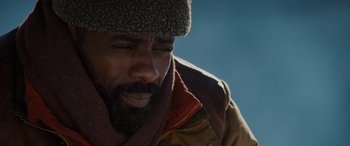 Movie still from “The Mountain Between Us” (2017), directed by Hany Abu-Assad – A man wearing a hat and a jacket; Close Up shot, Over the shoulder angle