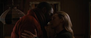 Movie still from “The Mountain Between Us” (2017), directed by Hany Abu-Assad – A man and a woman are kissing in a room; Close Up shot, Over the shoulder angle