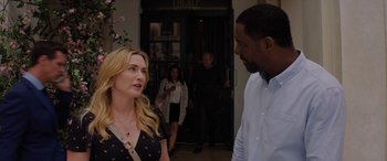 Movie still from “The Mountain Between Us” (2017), directed by Hany Abu-Assad – A woman and a man are talking to each other outside; Medium shot, Over the shoulder angle