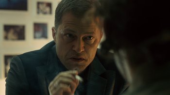 Movie still from “Charlie Countryman” (2013), directed by Fredrik Bond – A person sitting in front of a mirror; Close Up shot, Over the shoulder angle