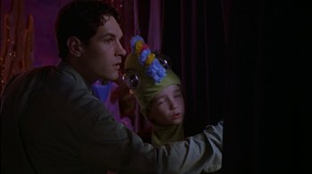 Movie still from “The Object of My Affection” (1998), directed by Nicholas Hytner – A man and a little girl in a green hat; Medium shot, Over the shoulder angle