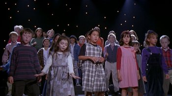 Movie still from “The Object of My Affection” (1998), directed by Nicholas Hytner – A group of children standing in front of each other; Medium shot, High angle