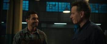 Movie still from “The One and Only Ivan” (2020), directed by Thea Sharrock – Two men are standing in a room and talking to each other; Close Up shot, Over the shoulder angle