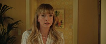 Movie still from “The One and Only Ivan” (2020), directed by Thea Sharrock – A person with long blonde hair; Close Up shot, Over the shoulder angle