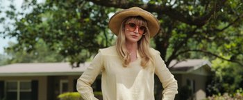 Movie still from “The One and Only Ivan” (2020), directed by Thea Sharrock – A woman wearing a straw hat and sunglasses; Close Up shot, Low angle
