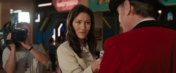 Movie still from “The One and Only Ivan” (2020), directed by Thea Sharrock – A beautiful woman holding a bottle of water in her hand; Close Up shot, Over the shoulder angle