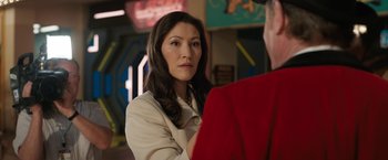 Movie still from “The One and Only Ivan” (2020), directed by Thea Sharrock – A woman in a white jacket is looking at a man in a red jacket; Close Up shot, Over the shoulder angle