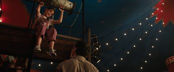 Movie still from “The One and Only Ivan” (2020), directed by Thea Sharrock – A man and a little girl are standing on a stage; Medium shot, Over the shoulder angle