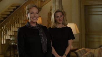 Movie still from “The Princess Diaries” (2001), directed by Garry Marshall – Two women standing next to each other in front of a lamp; Medium shot, Over the shoulder angle