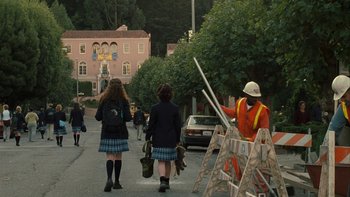 Movie still from “The Princess Diaries” (2001), directed by Garry Marshall – A man in a hard hat directs traffic on a city street; Wide shot, Low angle