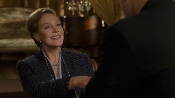 Movie still from “The Princess Diaries” (2001), directed by Garry Marshall – A woman sitting in front of a man in front of a mirror; Close Up shot, Over the shoulder angle