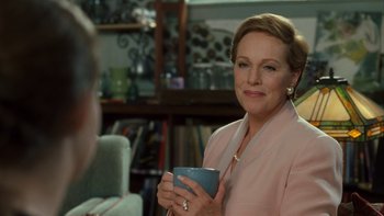 Movie still from “The Princess Diaries” (2001), directed by Garry Marshall – A woman holding a blue cup in her hands; Close Up shot, Over the shoulder angle