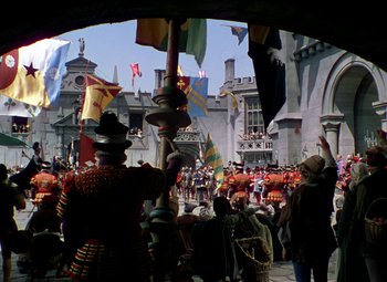 Movie still from “The Private Lives of Elizabeth and Essex” (1939), directed by Michael Curtiz – A group of people standing in front of a building; Extreme Wide shot, High angle