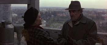 Movie still from “The Russia House” (1990), directed by Fred Schepisi – A man and a woman are looking at each other; Medium shot, Over the shoulder angle