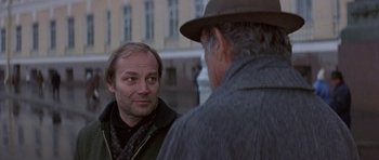 Movie still from “The Russia House” (1990), directed by Fred Schepisi – Two men are talking to each other outside; Close Up shot, Over the shoulder angle
