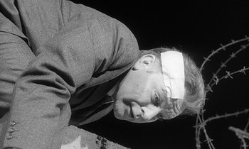 Movie still from “The Spy Who Came in from the Cold” (1965), directed by Martin Ritt – A black and white photo of a man with a bandage on his head; Close Up shot, Low angle