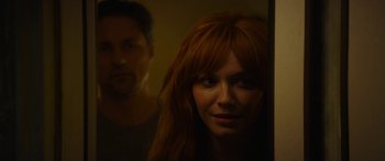 Movie still from “The Strangers: Prey at Night” (2018), directed by Johannes Roberts – A man and a woman are standing in front of a mirror; Close Up shot, Over the shoulder angle