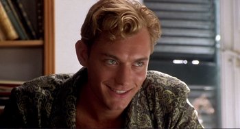 Movie still from “The Talented Mr. Ripley” (1999), directed by Anthony Minghella – A person smiling for the camera; Close Up shot, Over the shoulder angle