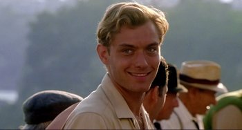 Movie still from “The Talented Mr. Ripley” (1999), directed by Anthony Minghella – A person with blond hair and blue eyes; Close Up shot, Over the shoulder angle