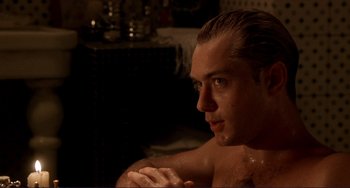 Movie still from “The Talented Mr. Ripley” (1999), directed by Anthony Minghella – A person sitting in a room; Close Up shot, Over the shoulder angle