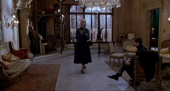 Movie still from “The Talented Mr. Ripley” (1999), directed by Anthony Minghella – A woman is standing in front of a mirror; Wide shot, High angle